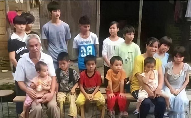 不愧是“广西第一猛男”！1994年，49岁的梁二把19岁的女工友陆某兰带回了村，