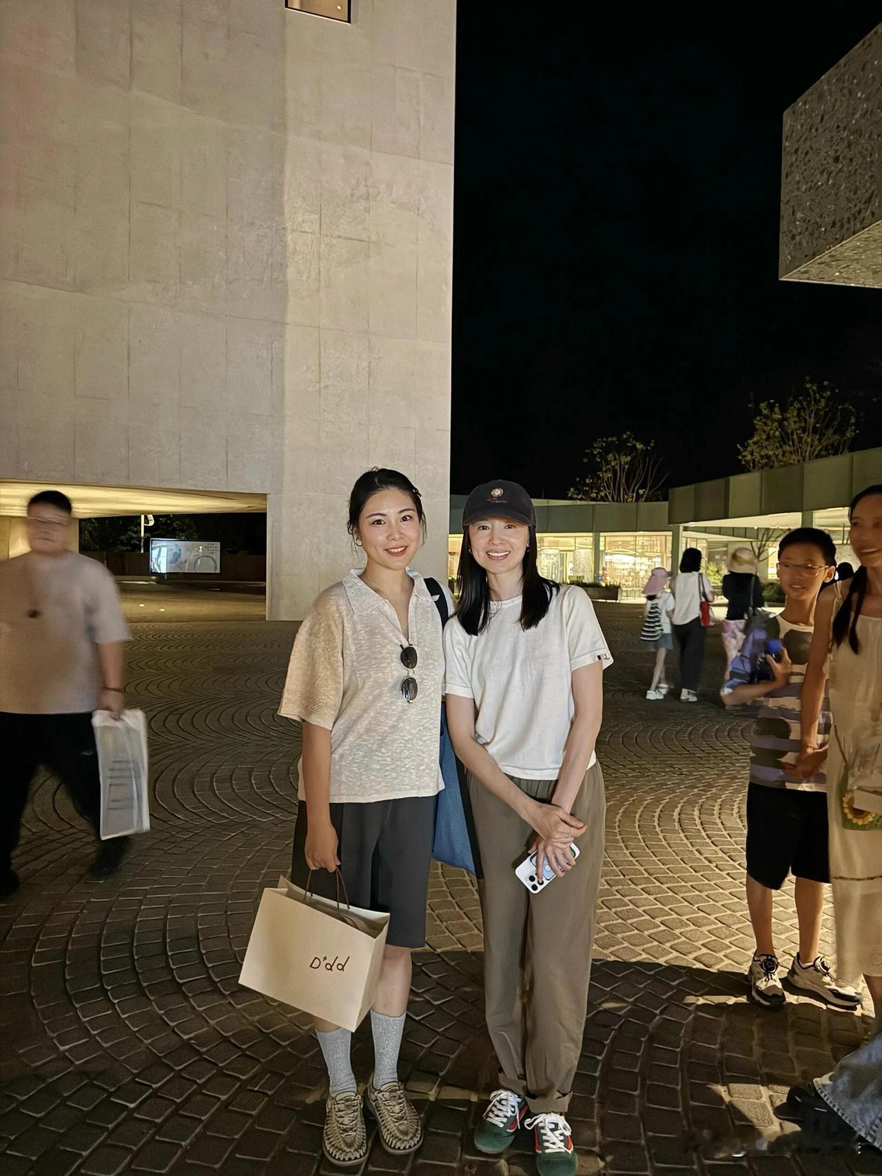 45岁董洁被偶遇，评论区：不如40岁的路人漂亮[灵光一闪]

董洁在阿那亚开了新