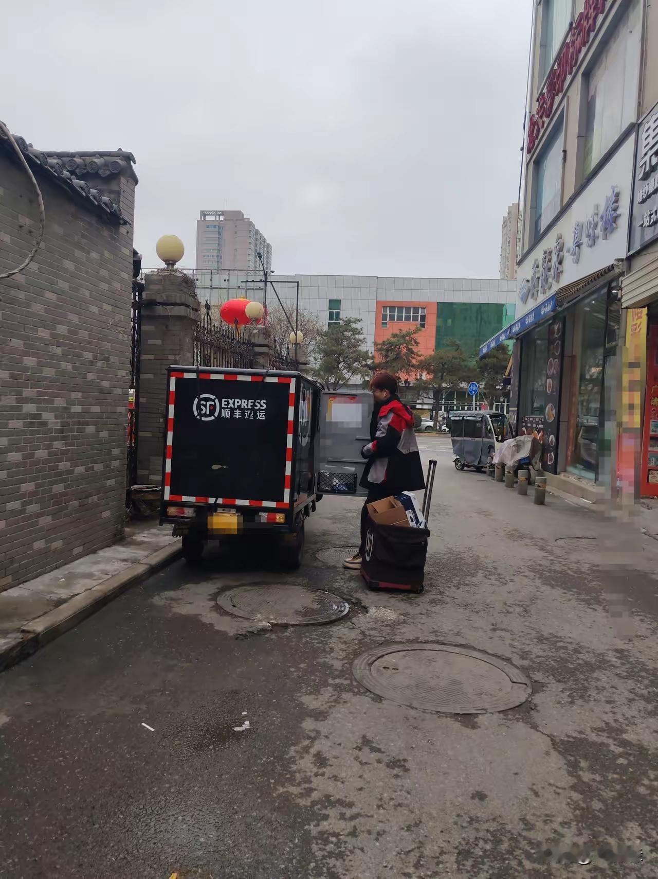 顺丰快递员应该是快递行业最稳定的工作，这个小哥是我们小区的，在顺丰干了八年了。