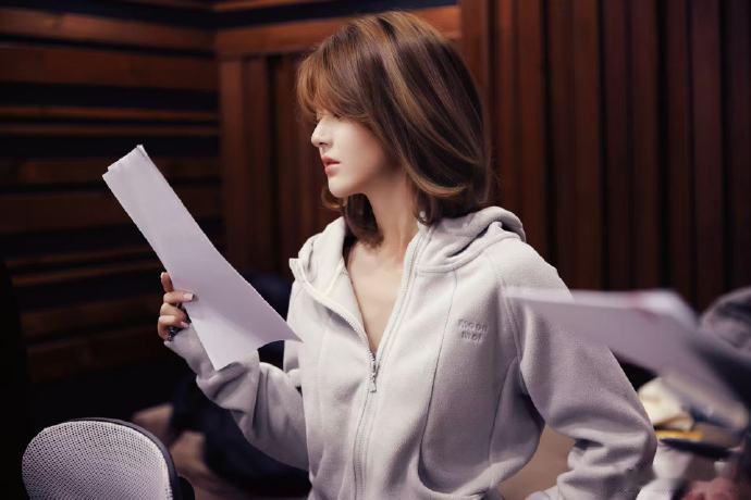 认真工作的赵露思，好美赵露思