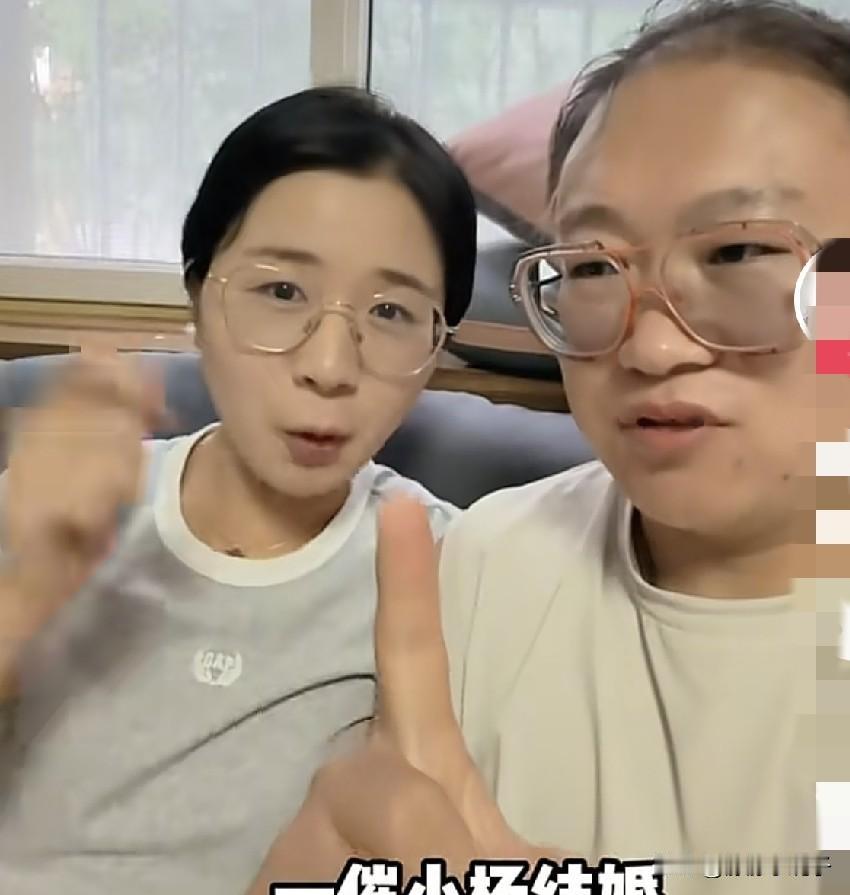 都是洞两口子刚回河北，就开始催婚了，把小杨和女友叫来，订婚两年不结婚，到底想干啥