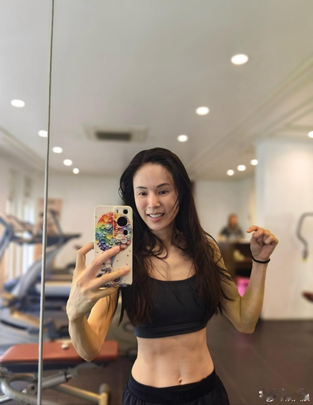 李若彤58岁仍状态在线，年龄只是数字，活出自我才重要 