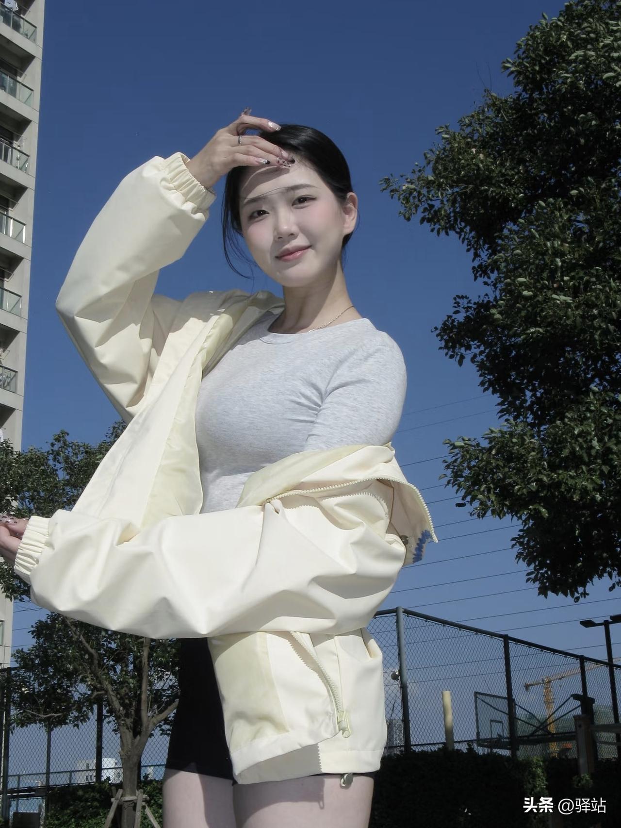 美图欣赏，看图写诗，情感解读
 
《晴日轻衫》
七言绝句：
晴光漫洒小庭深，
风