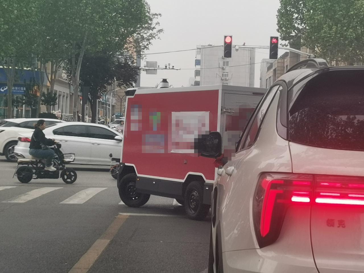 无人汽车是否达到上路要求？我见过两次无人汽车在路上卡壳的情况，一回是在过无红绿灯