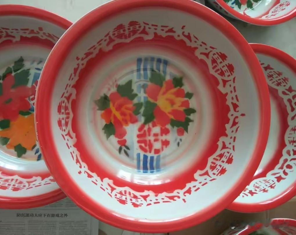 这是一些怀旧老物件，给您按图片顺序介绍一下：

1、印花双喜搪瓷盆
七八十年代居