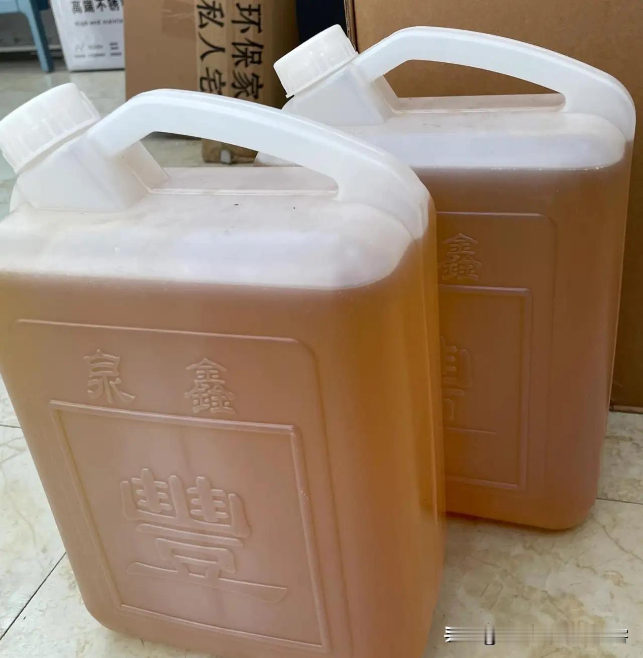 亲戚从我家拿了三十斤花生油，没提钱。

第二天她转来两百块，我没接，回话说榨这些