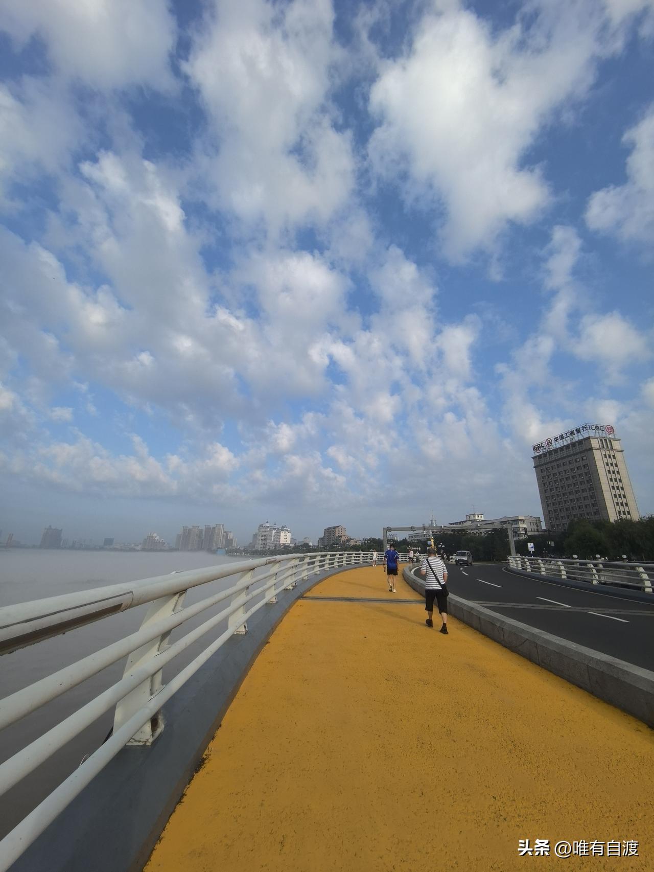 昨天，吉林市温度飙升到34、5c°，破纪录了，简直快热死了。然而，就一个晚上的光