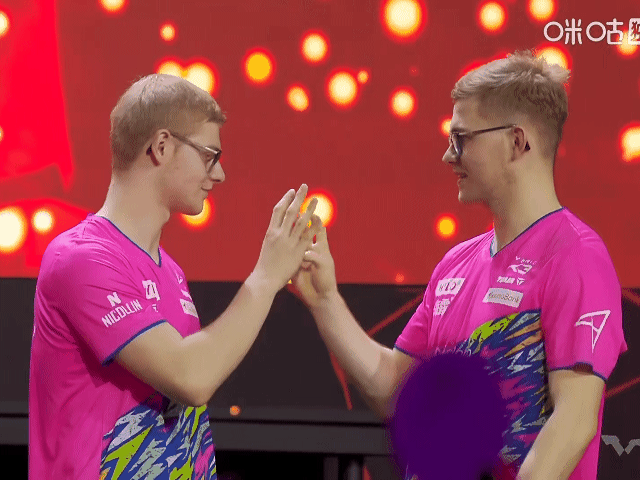 刘国梁亲自为男双冠军勒布伦兄弟颁奖，没想到他现在皮肤这么黑，估计是平时陪女儿打高