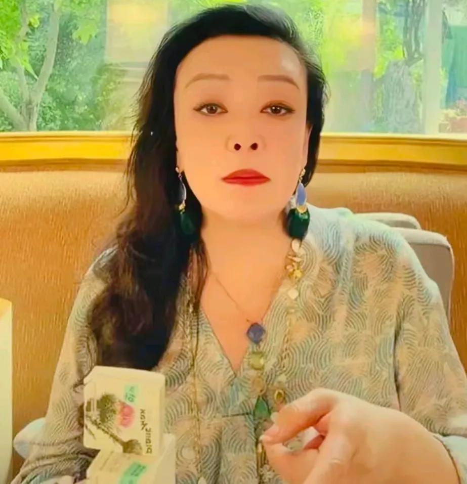 九月的晨曦初破晓，互联网的天空便已热闹非凡，张兰阿姨的名字如同一颗璀璨的流星，划