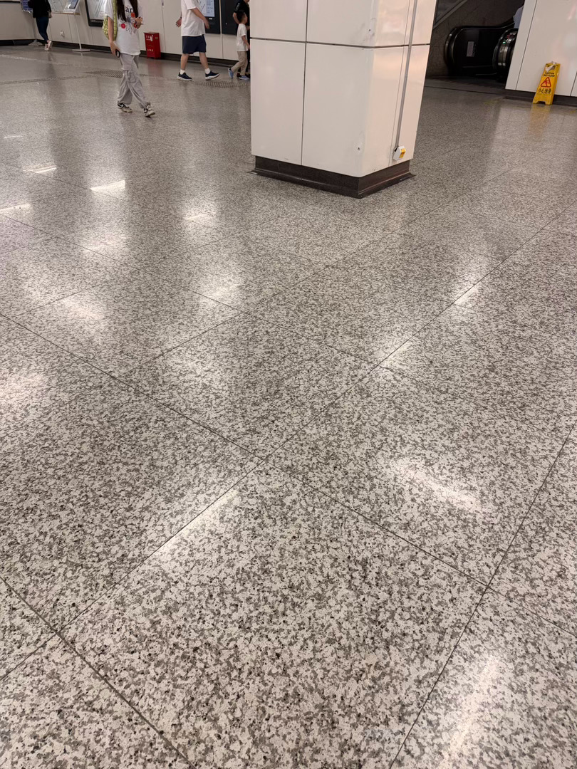 在地铁站被凶哭了 原因是在我后面出站的家长对跑到我前面的正在哭闹的他家小孩使用了
