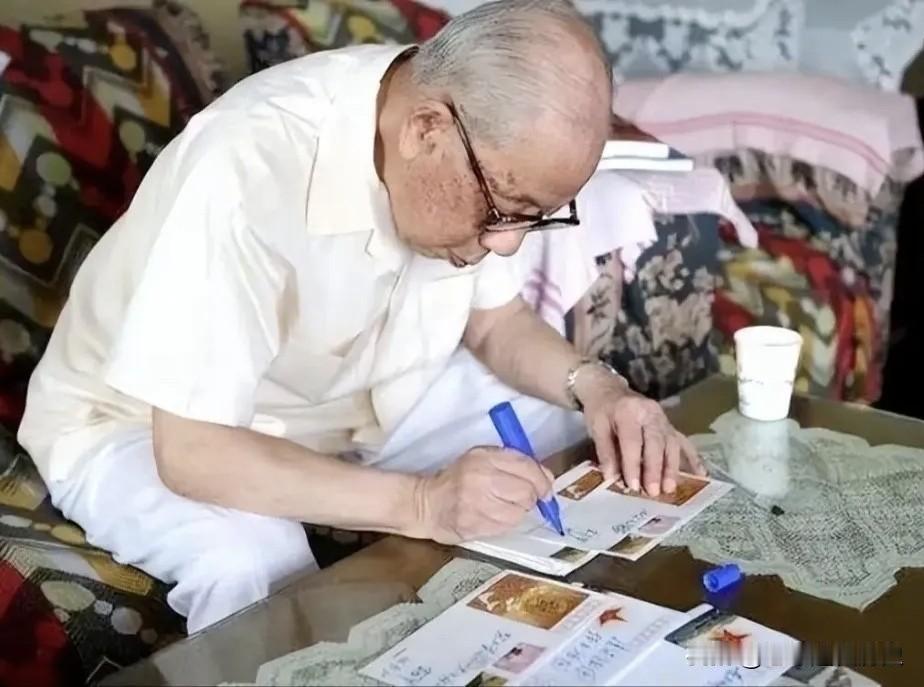 上世纪九十年代，离休后的宋景华将军在家中伏案书写明信片，画面宁静而温馨。
老人身