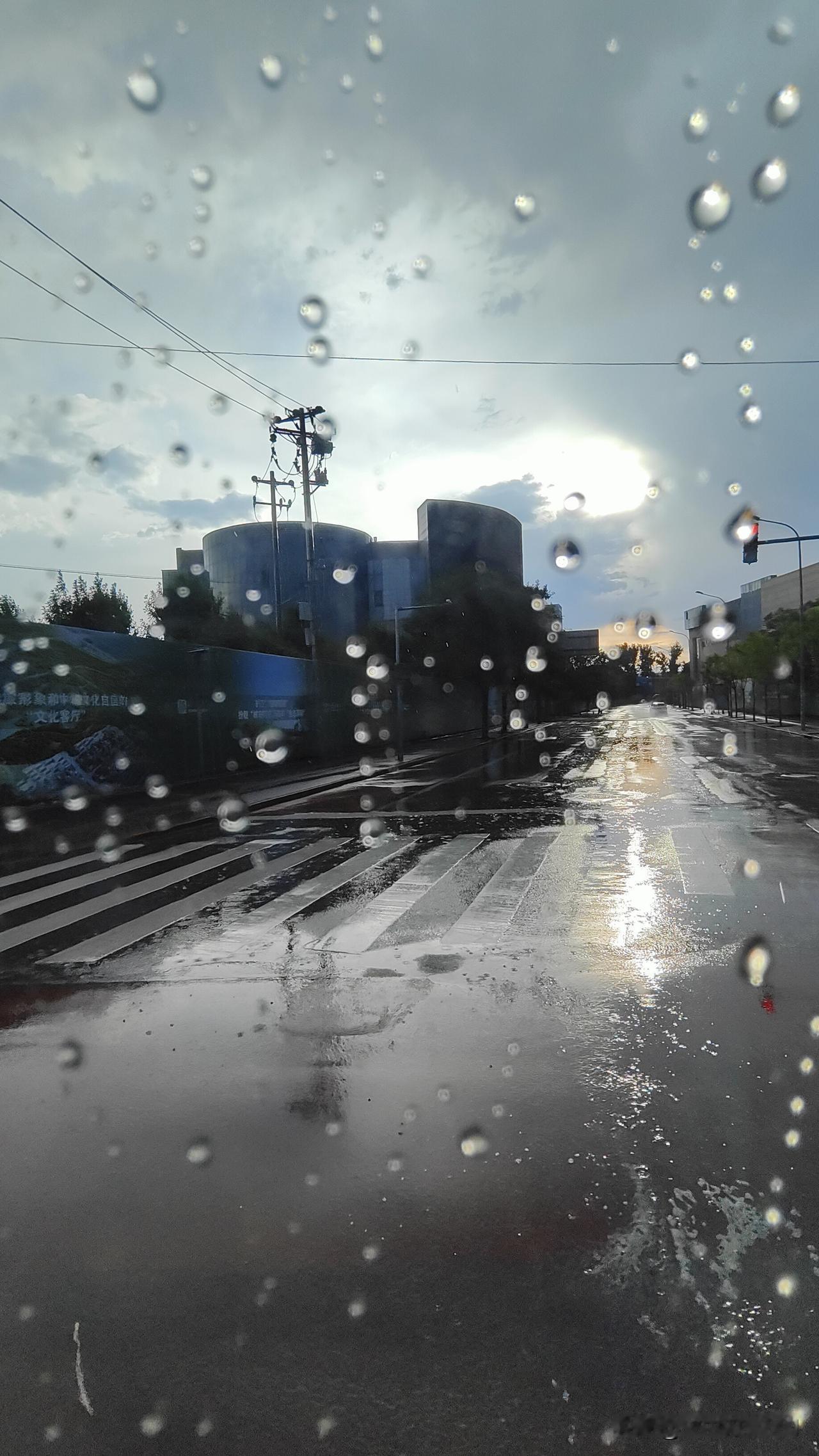 夏天的下班路上，总能遇到些奇妙天气。下班高峰，太阳高悬，细雨却纷纷扬扬，道路被阳