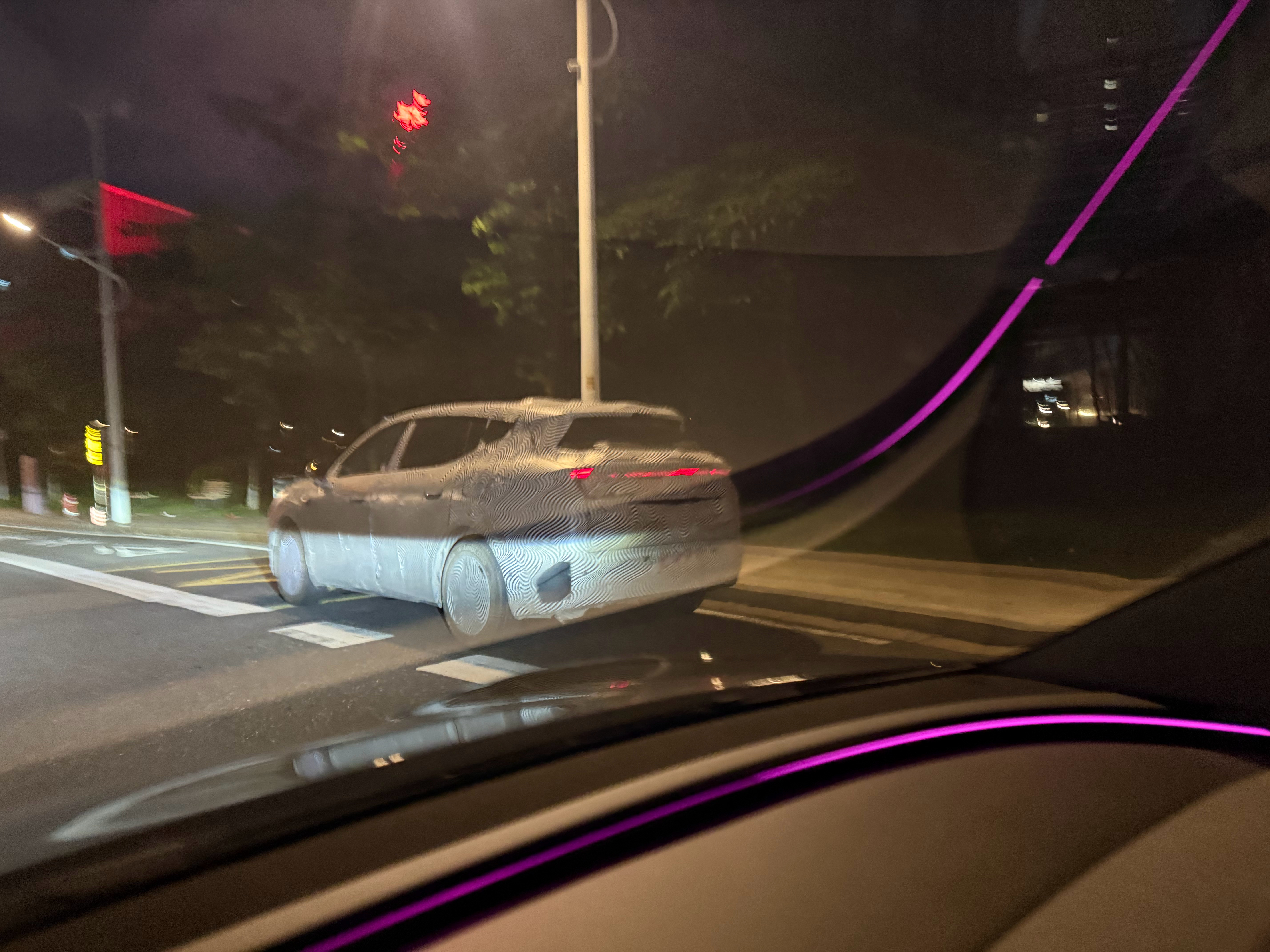 路过小鹏 Mona L05 的伪装车，这车看着挺大的，车长 4870mm，介于 