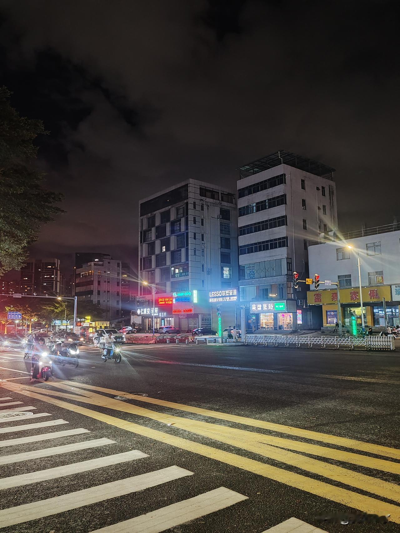 大亚湾西区圆盘的互通立交改造已屏蔽开工建设。之前看过效果图，挺漂亮的，就是不知这