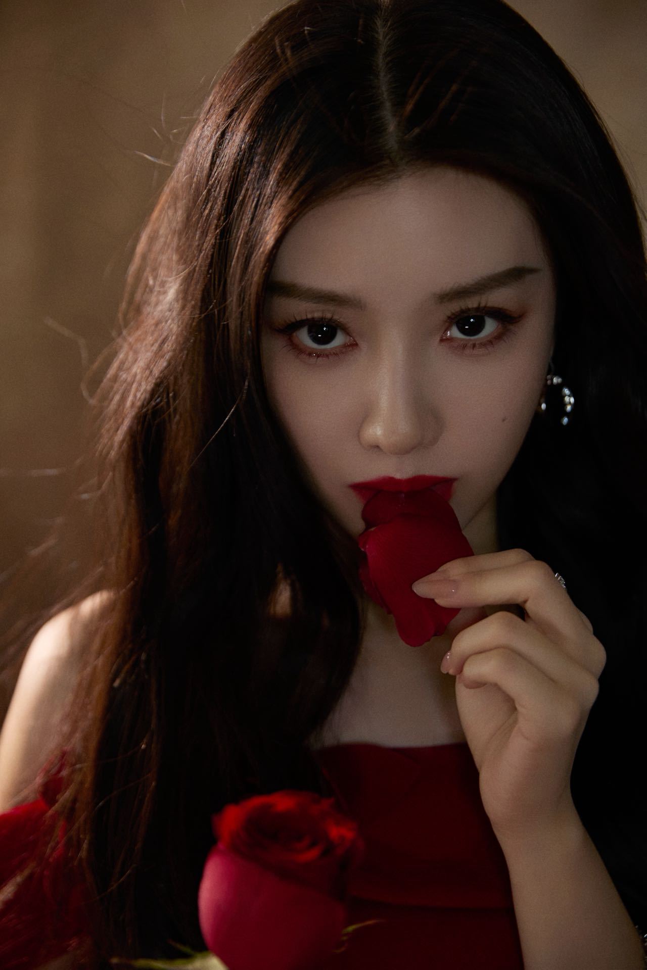 你是王鹤润那她是谁 CMG第四届中国电视剧年度盛典这身红毯造型真是明媚大气啊！复