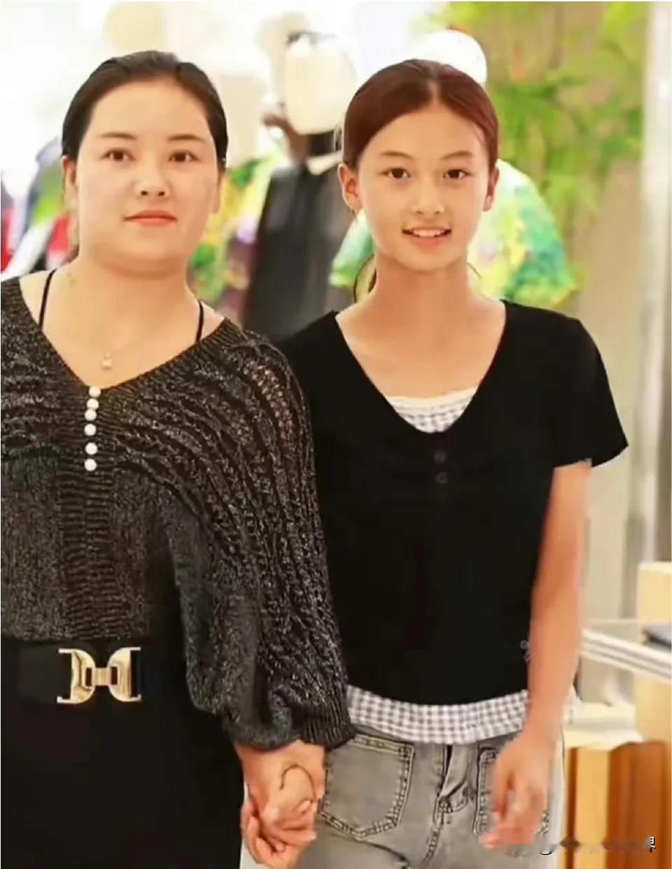 七七妈妈拒绝于正实在是明智之举，

过早进入娱乐圈确实不好，像现在偶尔接接商演就