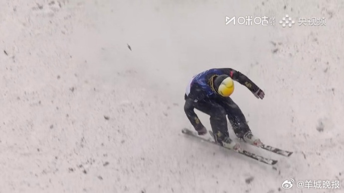 【#李天马第一跳75.56分#】米兰冬奥会自由式滑雪男子空中技巧预赛，李天马第1