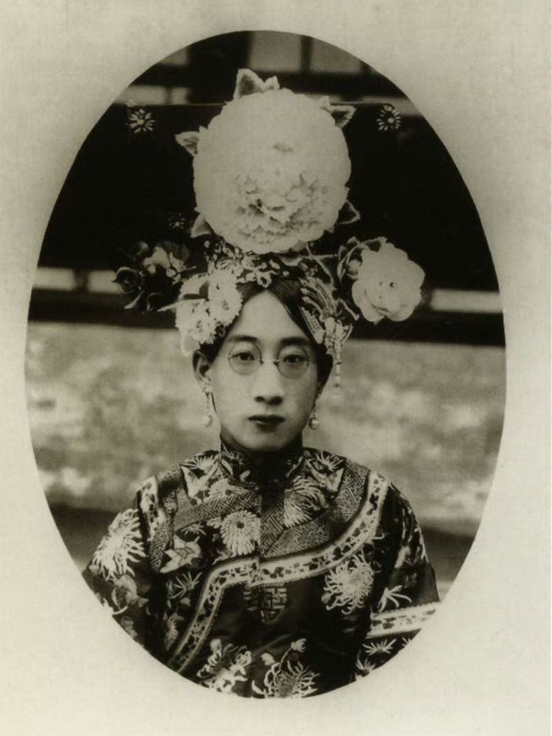 【来自投稿】晚清一个戴眼镜的满族贵族女性，当时平光眼镜是一种比较流行的社会时尚。