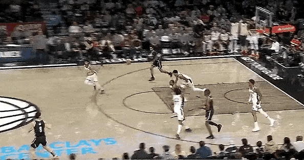#崔永熙NBA首秀#崔永熙造成杰克逊犯规，两罚一中得到生涯首分！#NBA[超话]
