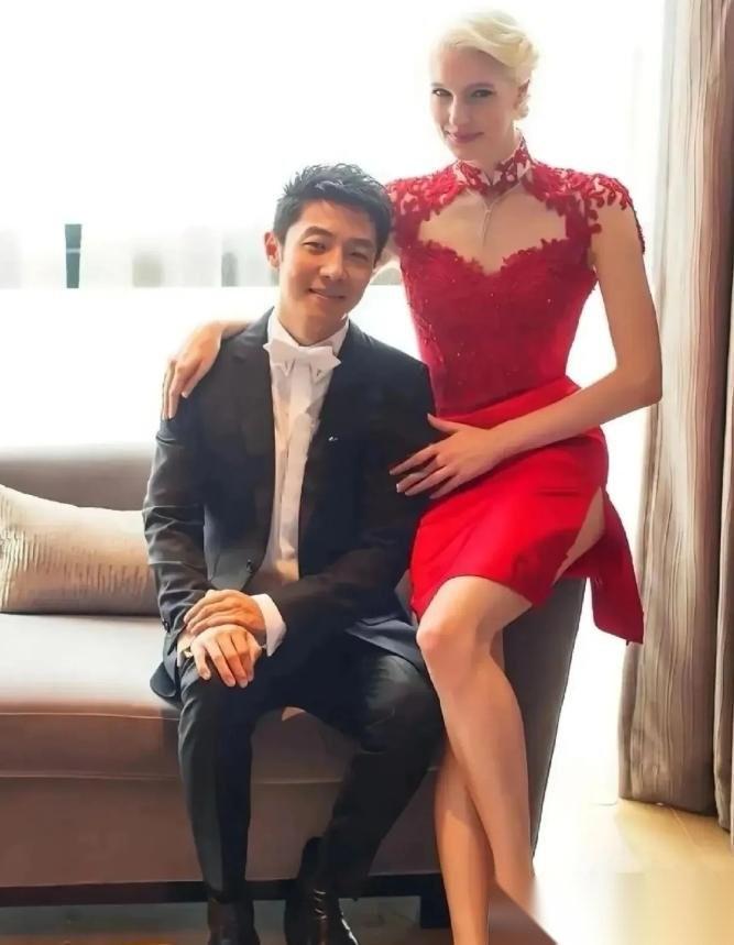 主持人问撒贝宁：“你跟老婆平时用什么语言交流？”撒贝宁说：“我跟她沟通不了，她讲