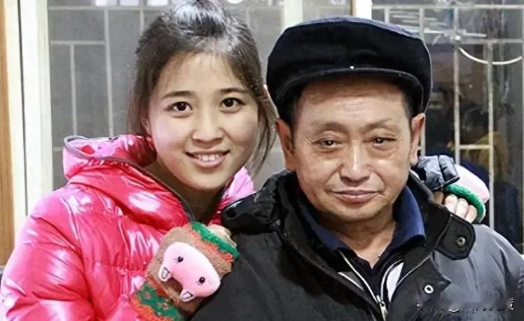 1990年，重庆36岁光棍捡到个女婴，连忙抱回家，谁知，几年后，一对衣着光鲜的男