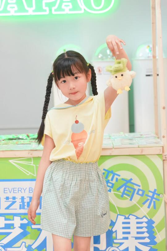她到底随谁啊！！！这么可爱！！！