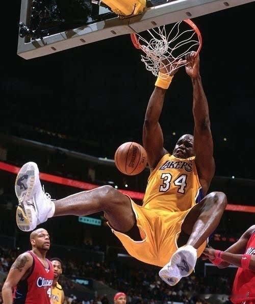大鲨鱼奥尼尔公布了自己心中21世纪NBA最佳三套阵容。

一阵由库里、科比、詹姆
