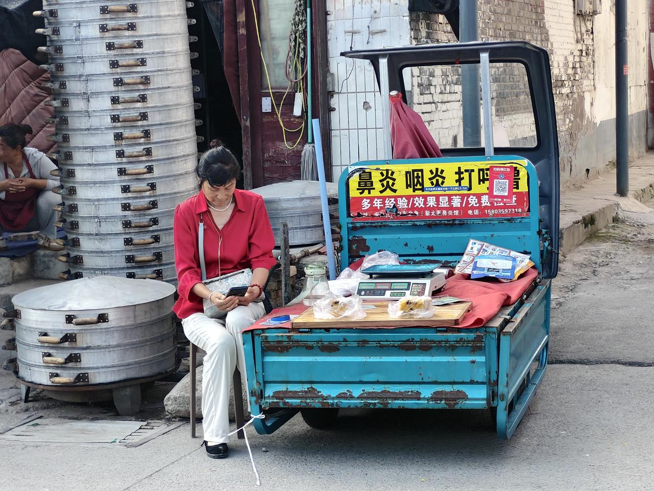 您瞧，在运城盐湖西街早市口，这位大姐每天都会开着自家的三轮车，来早市卖豌豆糕，8