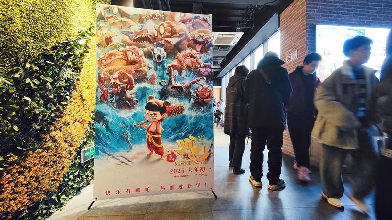 商业上它也相当成功，上映几周票房就突破50亿，成当年暑期档票房冠军，强大的商业运