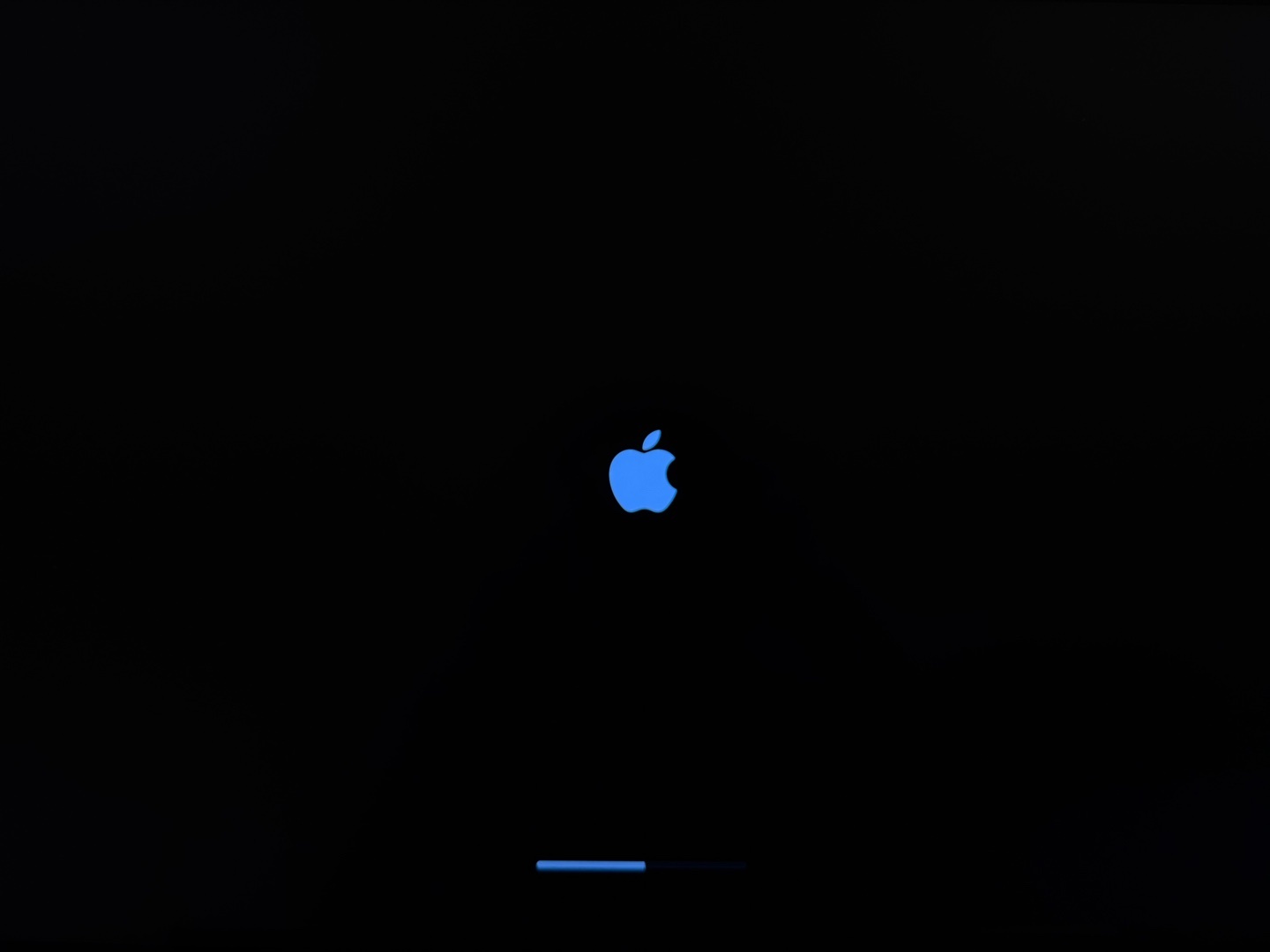 升级到 macOS 26.6，在这里怎么卡了这么久，不会是要变砖了吧？ 