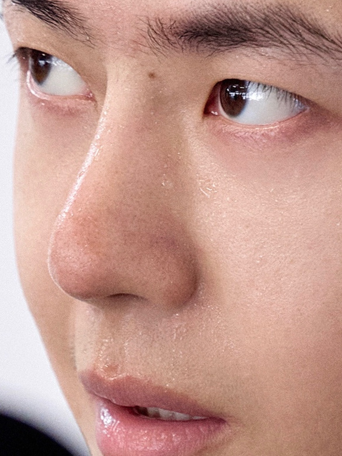 几个人敢不活在美颜滤镜无暇底妆里整天素面朝天满脸大汗地直面镜头 只有天生丽质博博