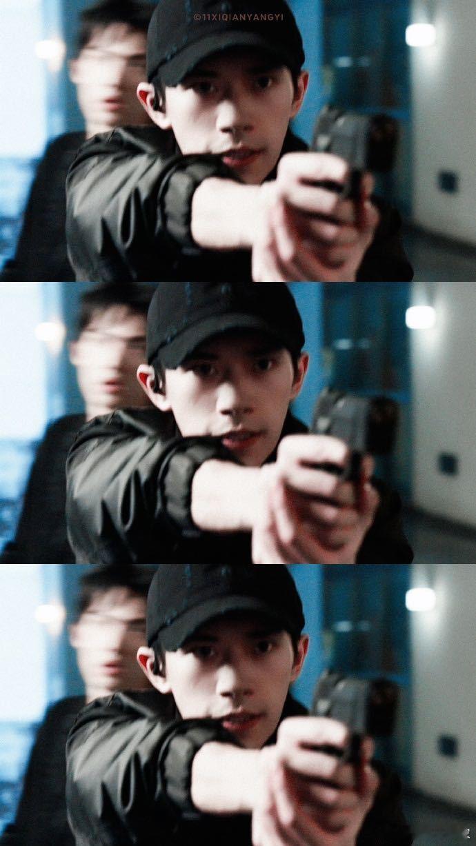 易烊千玺4年前的表情包显化了 看到易烊千玺拿上枪的那一刻，感觉一切完成了闭环 