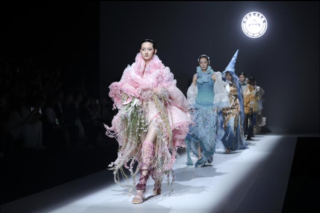 川美毕设杀疯了！网友：内娱红毯直接抄作业！
 
今年川美服装毕设真的把我眼睛焊在