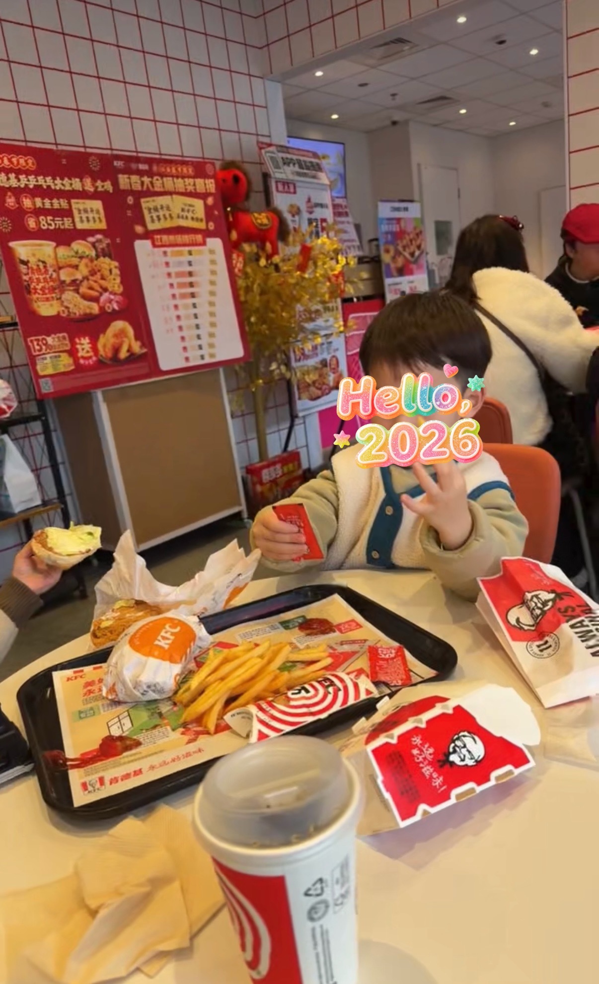 开始吃剩菜吃啥剩菜，当然是带小朋友吃kfc小朋友吃的津津有味，原来小朋友快乐这么