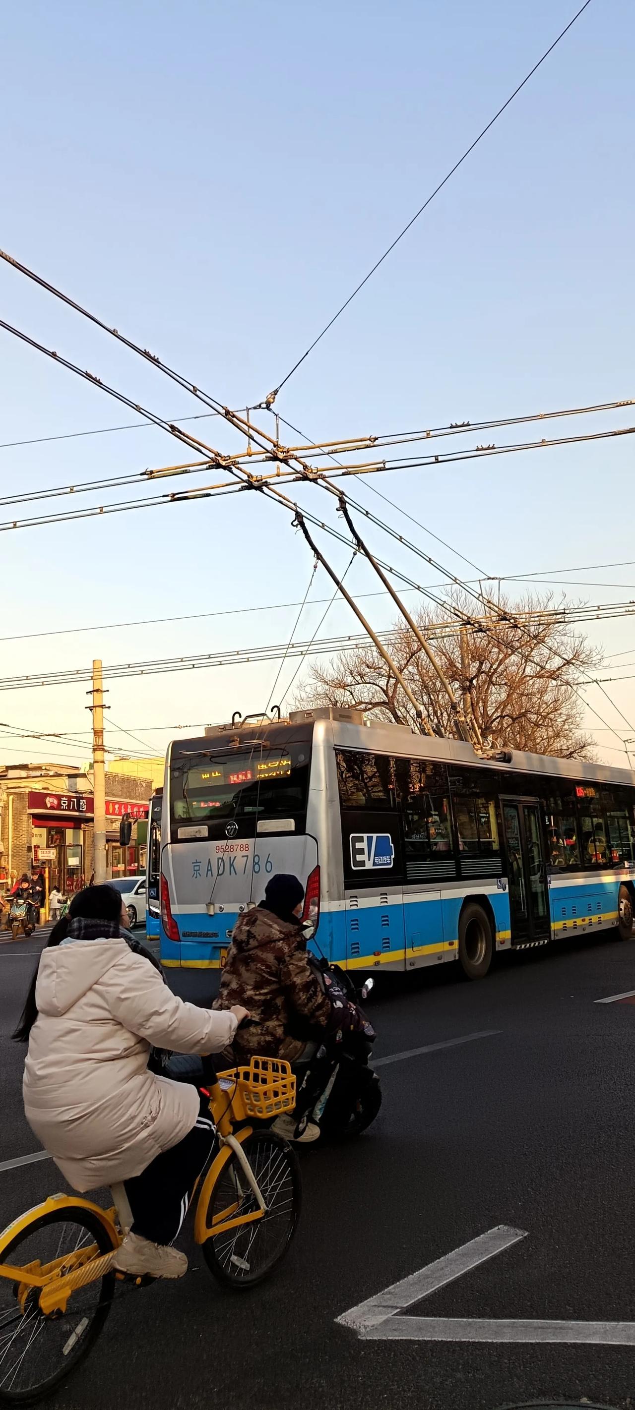 进城了！北京城里的公交车好神奇！
拖着条大辫子，也不怕挂上线吗？万一司机走偏了路