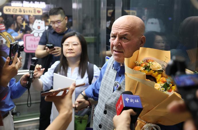 谁帮了中国，谁就是我们的朋友。69岁美国退休教师罗纳德·萨科尔斯基快成了全体美国