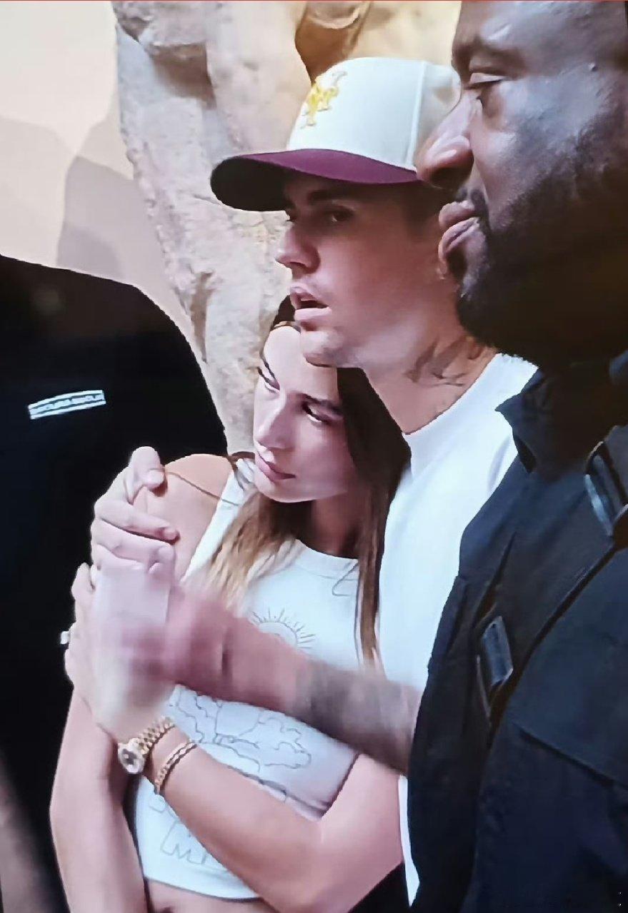 比伯海莉格莱美红毯格莱美红毯名场面 + 1！比伯海莉甜到齁谁懂 