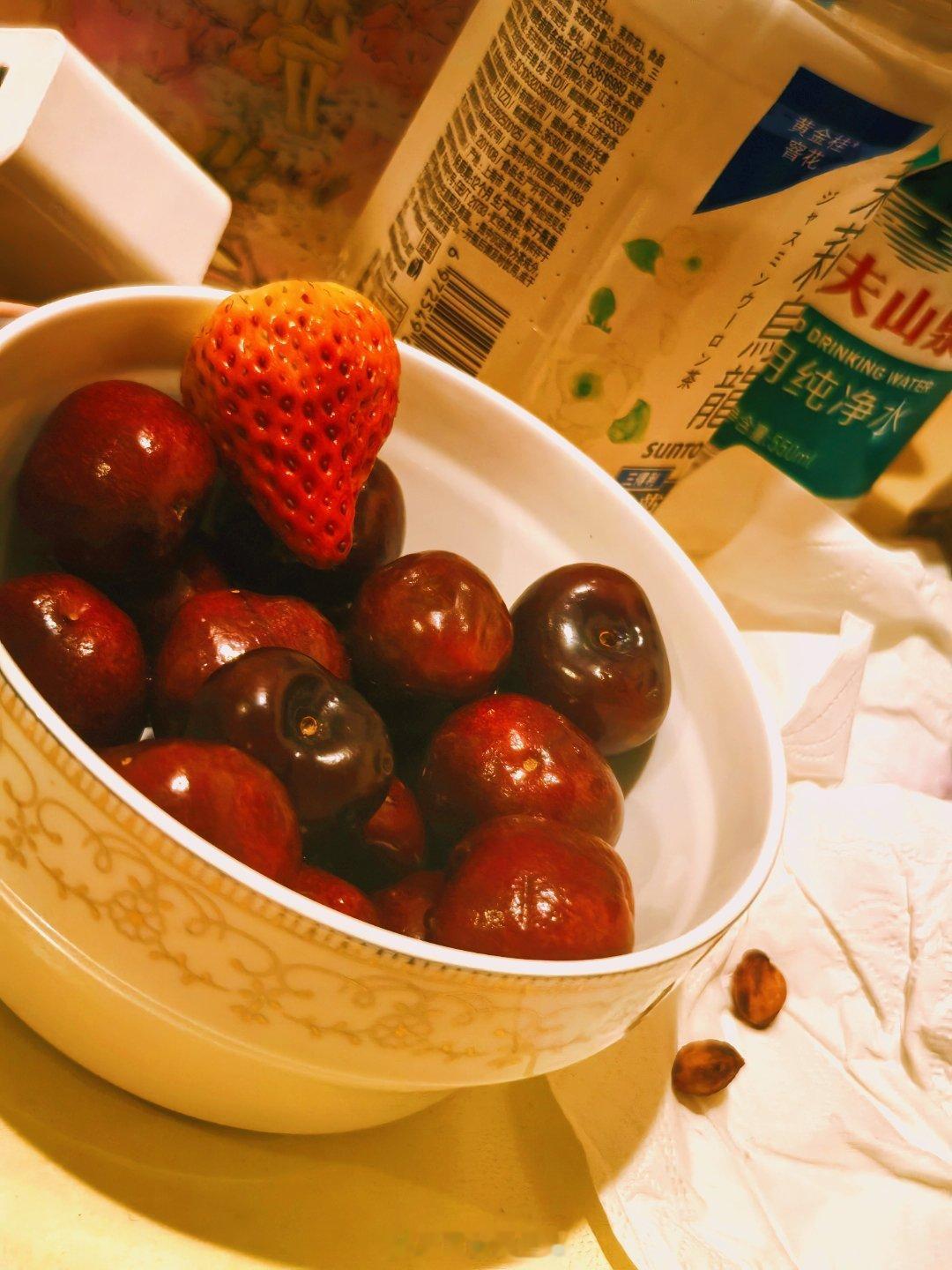 车厘子跌破1元一颗今年的车厘子确实价格duang的有点离谱，3J盒马5斤基本跌到