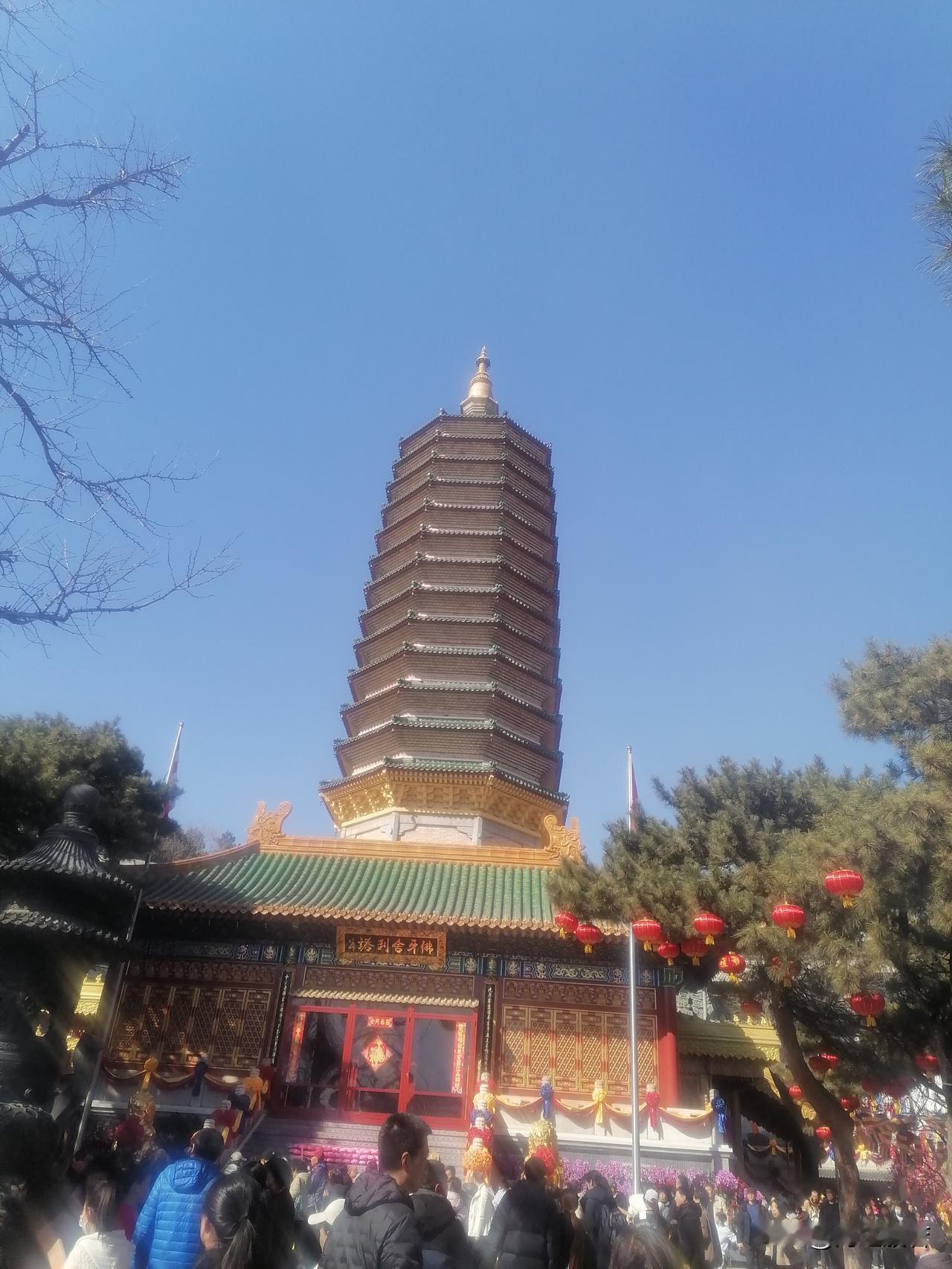 每年春节期间，都去一次八大处公园，里面有灵光寺，去拜佛祈福绕塔，今年也如此，正赶