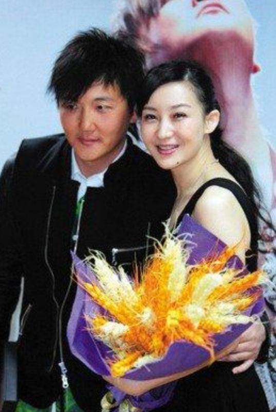 1999年，成名后的孙楠抛弃了同居10年的女友辛欣，转身娶了神交已久的买红妹。1
