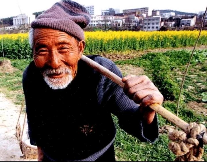 一生牛马不得闲，
得闲与山共长眠，
我问青山何时老，
………？

上联：一人一岁