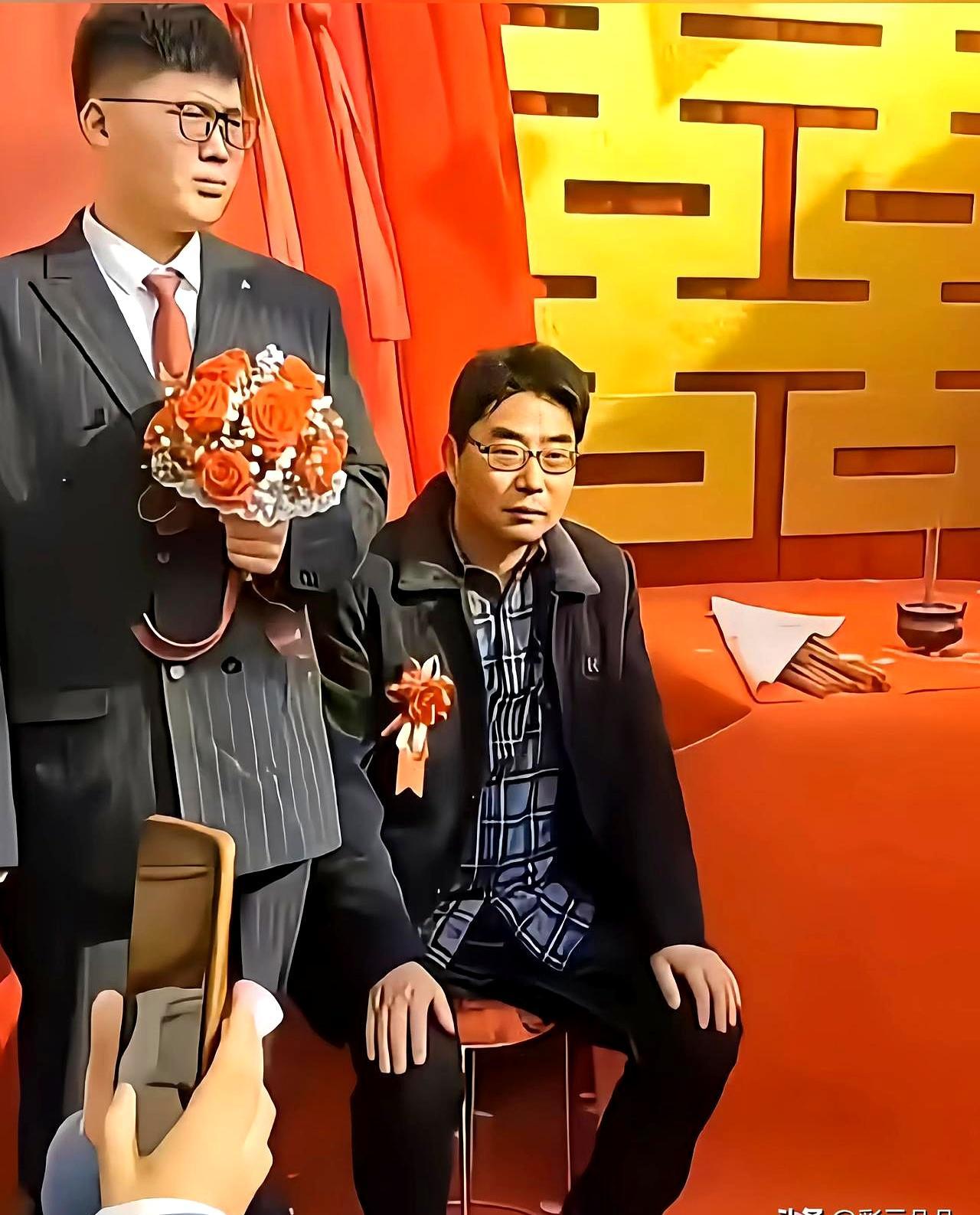 大衣哥女儿出嫁 新郎拎两捆自家种的大葱当聘礼
 
婚礼就办在自家院子 挂红灯笼贴