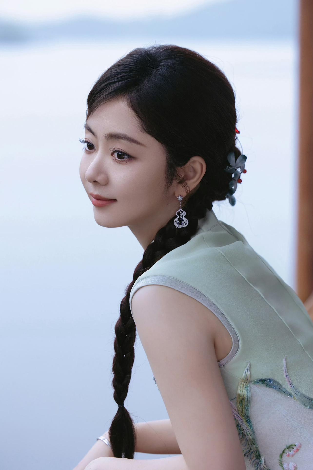 谭松韵端午晒旗袍照谭松韵端午造型也太美了吧！！绿色旗袍文雅气质央视端午晚会谭松韵