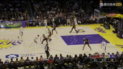 怪异步伐——东契奇：这球换詹姆斯早走步800次了。
面对小海梅突进去，眼见维金斯