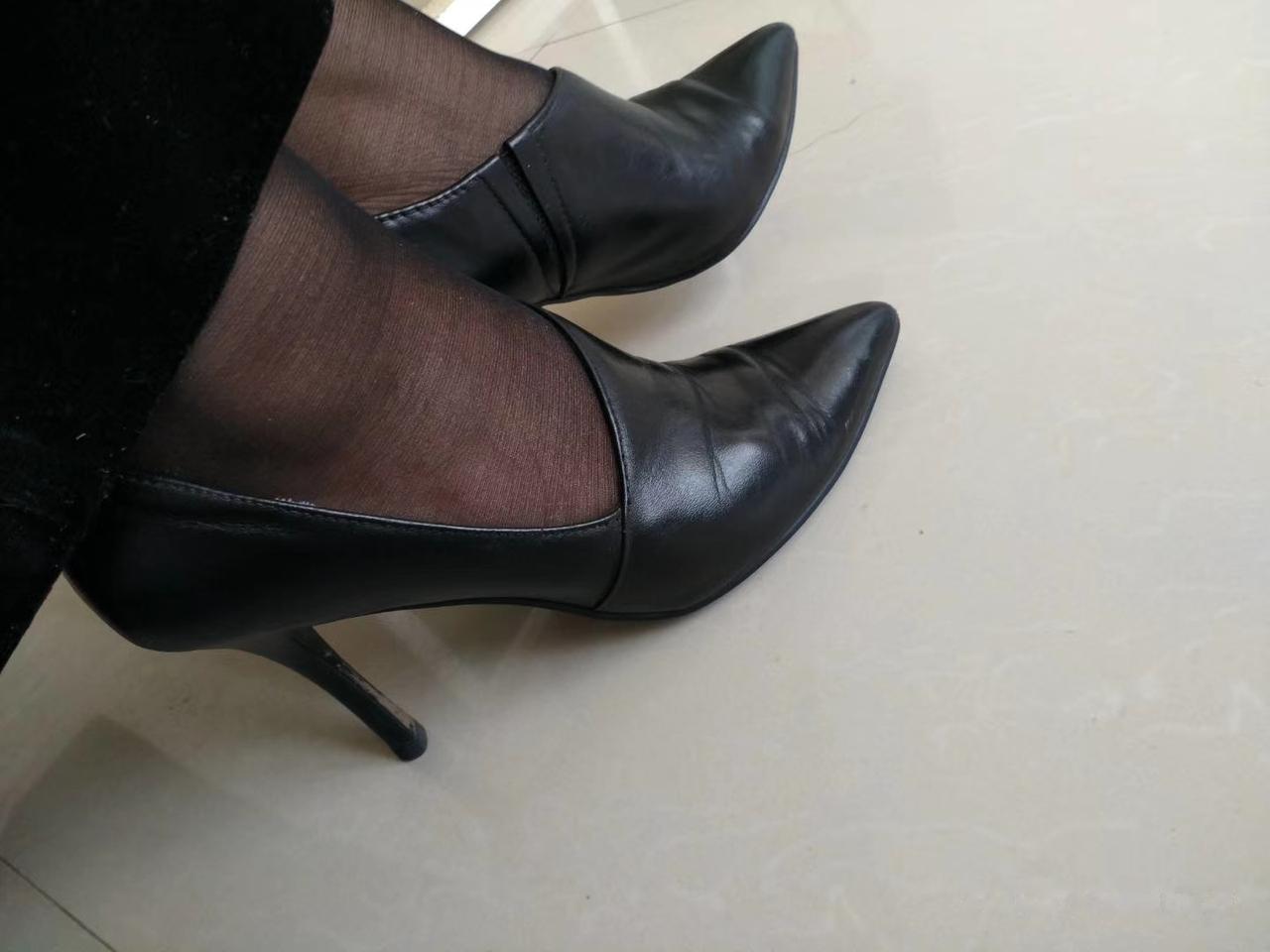 今晚下火车时，所有人一下涌到电梯口，但迟迟都不能下行。

后来才看见是一白发阿姨