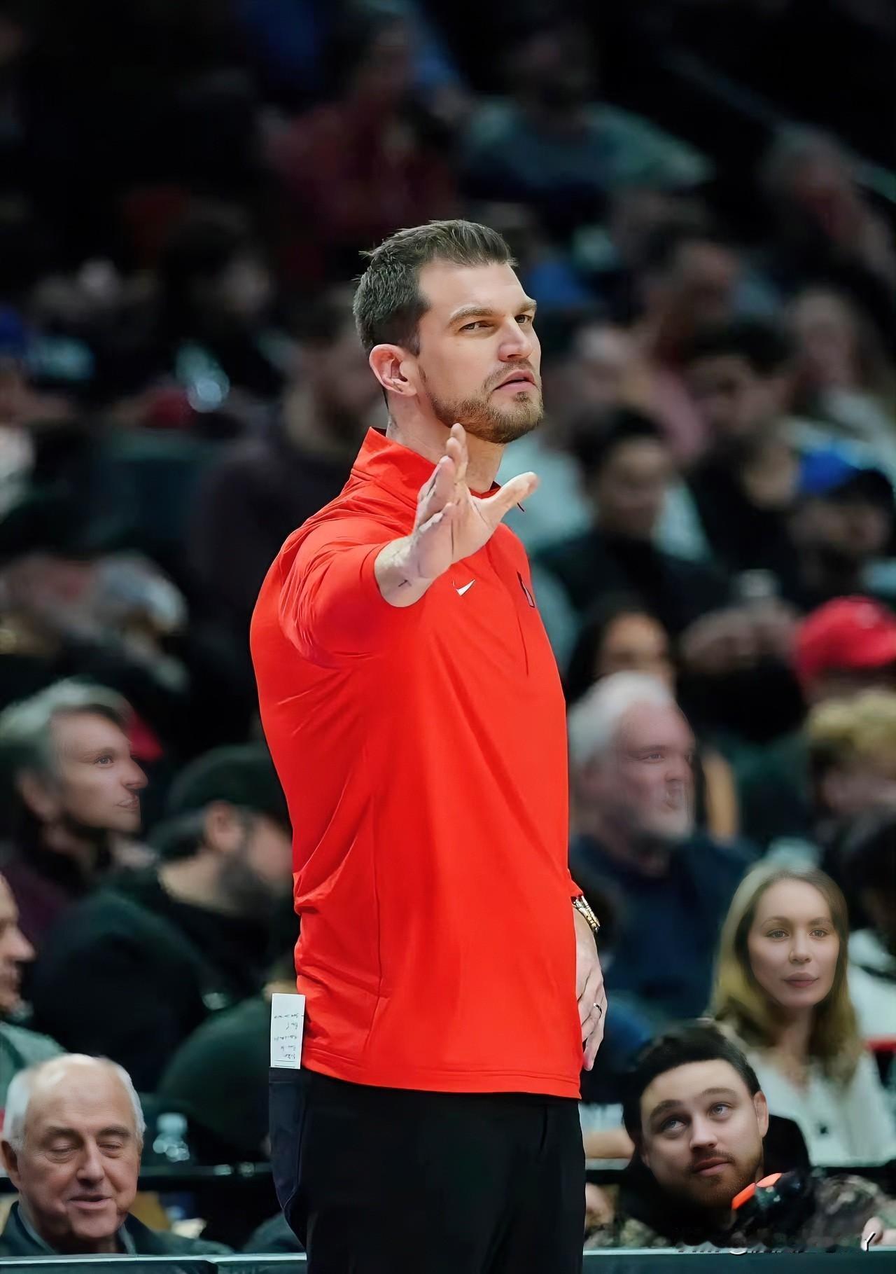 斯普利特这个教练
我真的猜不透他
你说他都没打算用杨瀚森，还把
他留在队里跟着去