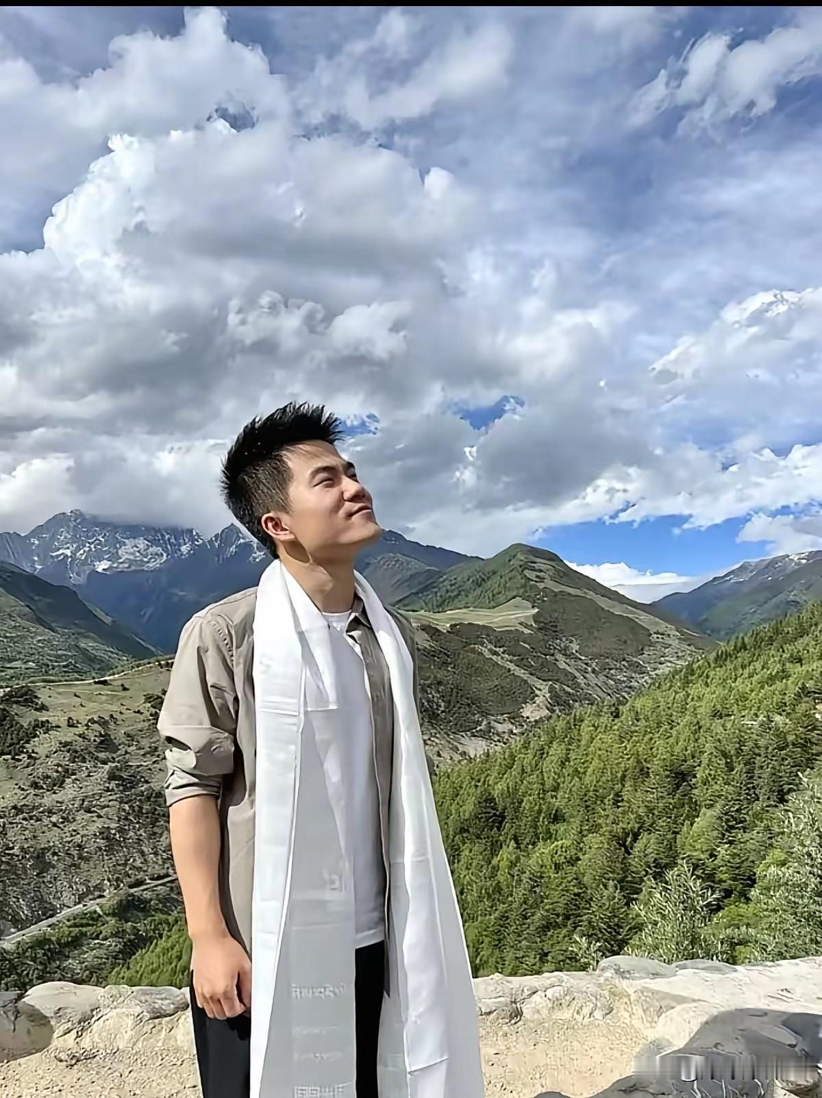 刷到一个董宇辉粉丝的留言，说实话真给我看懵了。

在与辉同行宣布独立那天，有个女