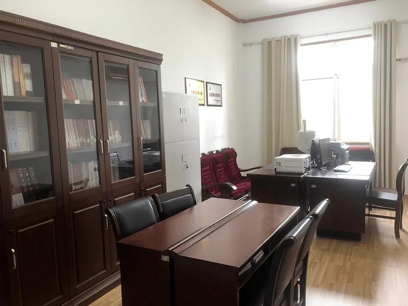 快烦死了！局里隔壁科室一个没什么鸟事的人总往我办公室跑，不是在闲聊天就是抽烟，老