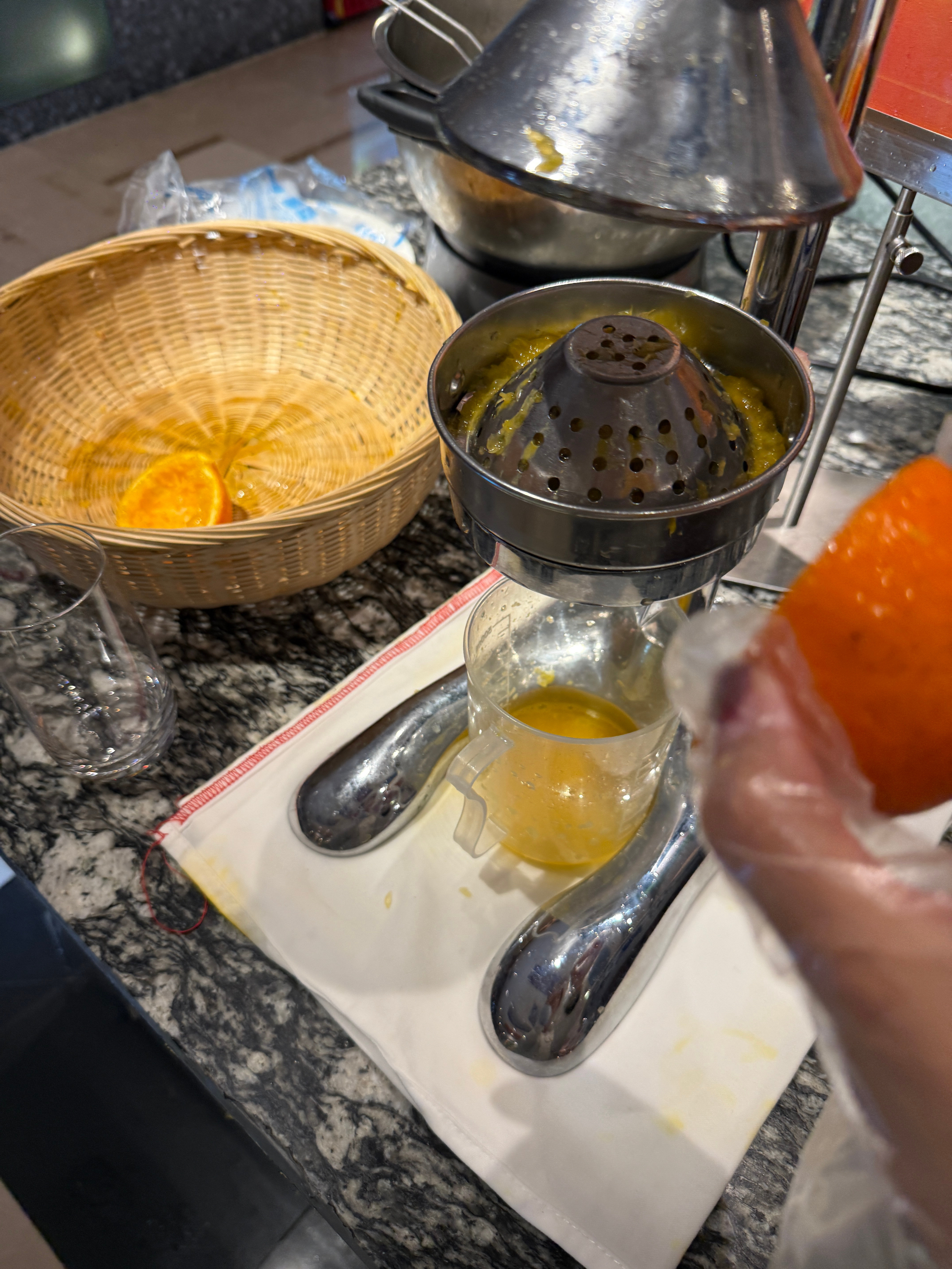 今天的午餐真的特别健康，我自己来了六个橙子，是一杯橙汁