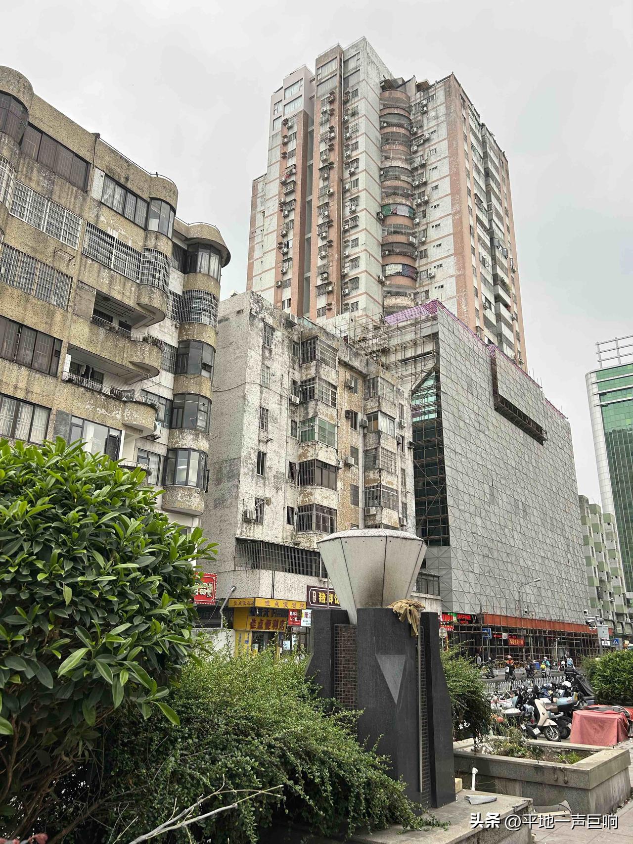 什么是着相呢？

我记得曾经刷到一个高赞的完美阐释就是：

拿一个喝水的杯子来举